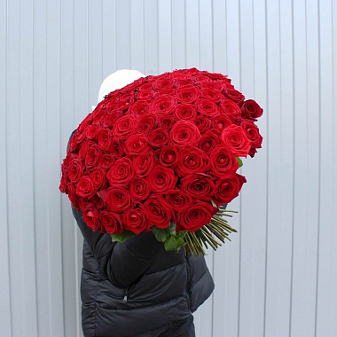 На фото Букет из 101 ароматной Red Naomi 50 см Букет из 101 ароматной Red Naomi 50 см