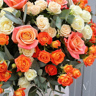 На фото Корзина с кустовыми розами микс Корзина с кустовыми розами микс