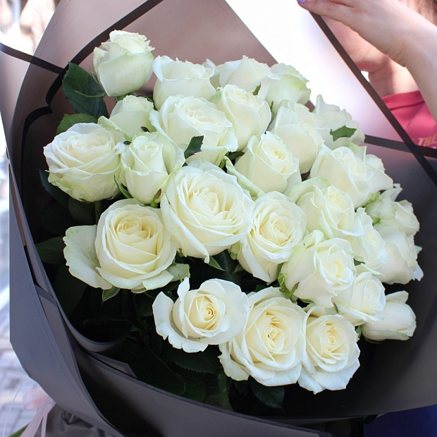 Букет из 29 белых роз в черной упаковке