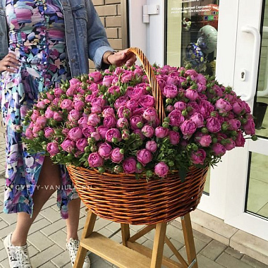 На фото Корзина с кустовыми розами Misty Bubbles Корзина с кустовыми розами Misty Bubbles