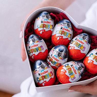 На фото Подарочная коробка с Kinder Surprise "M" Подарочная коробка с Kinder Surprise "M"