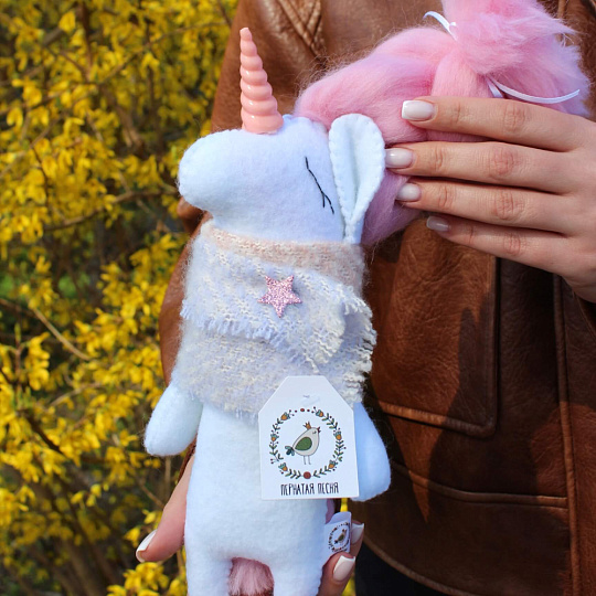 На фото Игрушка белый единорог Игрушка белый единорог