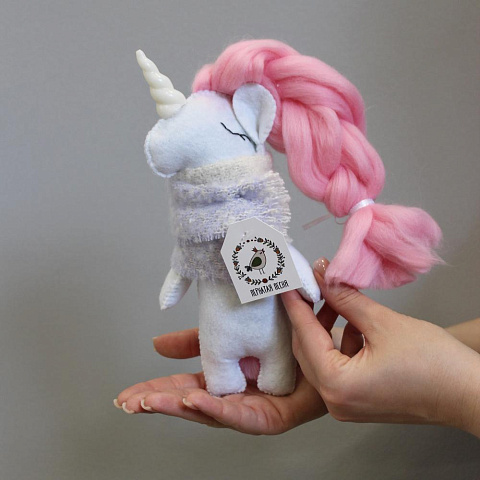 На фото Игрушка белый единорог Игрушка белый единорог