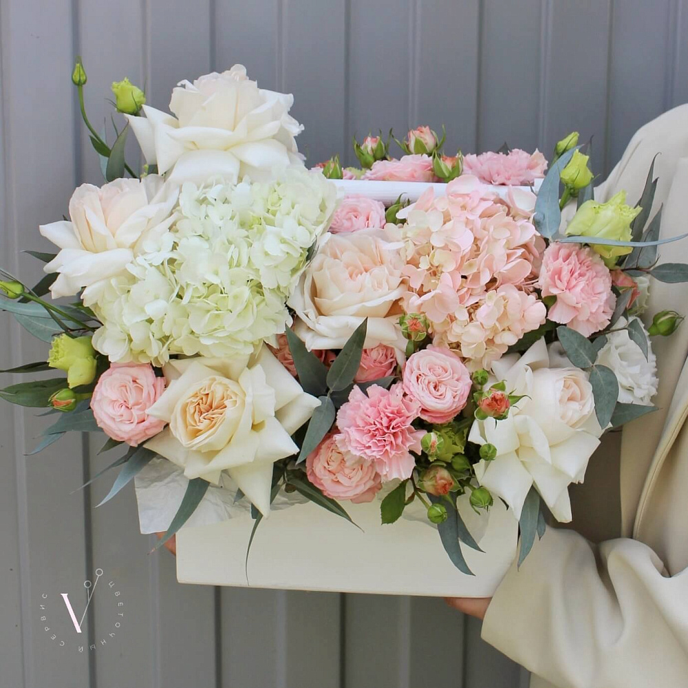 Цветочная композиция в деревянном ящике