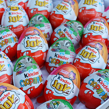 На фото Коробка сердце с Kinder Surprise "XL" Коробка сердце с Kinder Surprise "XL"