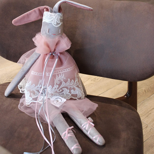 На фото Игрушка "Милая Зайка" ручной работы Игрушка "Милая Зайка" ручной работы