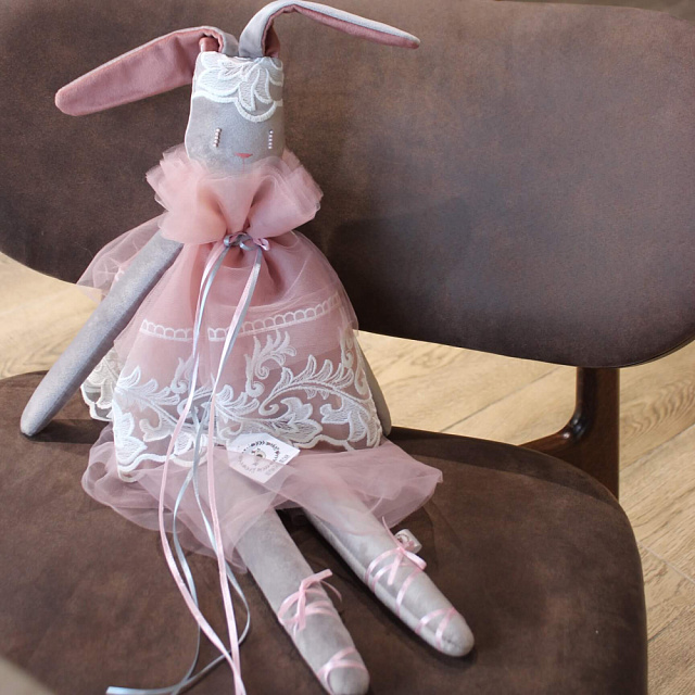 На фото Игрушка "Милая Зайка" ручной работы Игрушка "Милая Зайка" ручной работы