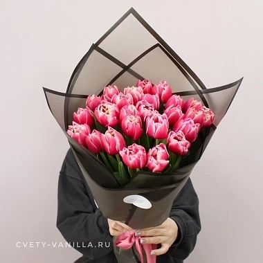 25 ярких тюльпанов в черном оформлении