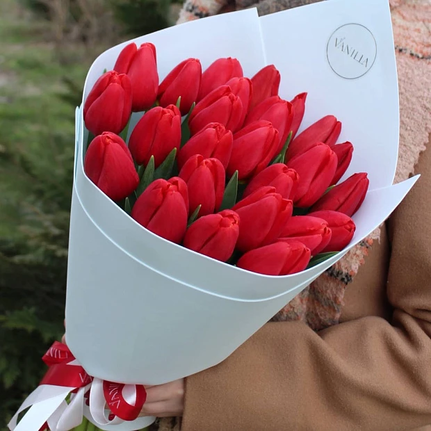 Букет из 25 красных тюльпанов "Любовь"