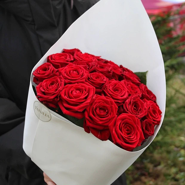 Букет из 23 роз Ред Наоми 60 см